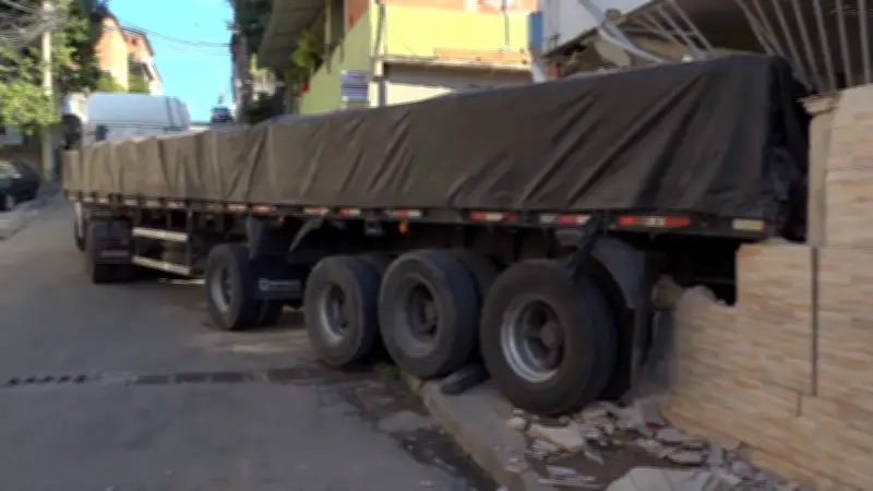 Carreta com 25 toneladas de aço desce ladeira de ré e atinge casa na Serra