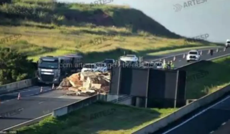 Carreta com paletes tomba e interdita duas faixas da Rodovia dos Bandeirantes em Limeira