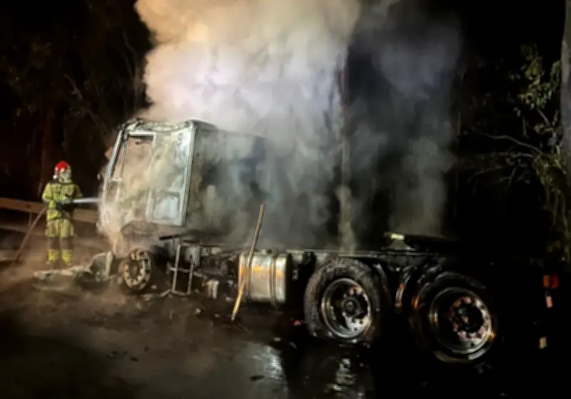 Carreta é completamente destruída por incêndio na BR-040 em Ressaquinha
