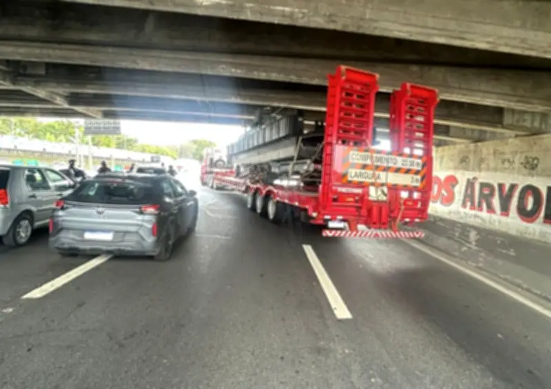 Carreta fica presa embaixo de viaduto na Linha Vermelha e causa trânsito intenso