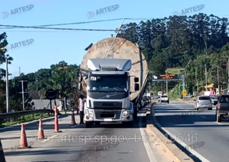 Carreta sem autorização derruba fiação e causa interdição na Mogi-Bertioga