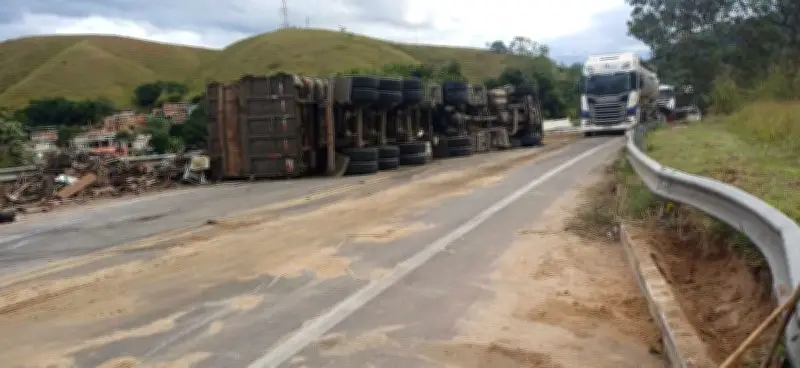 Carreta tomba e homem fica ferido na BR-393 em Barra do Piraí