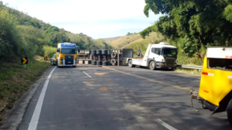 Carreta tomba e interdita BR-393 por 18h em Vassouras