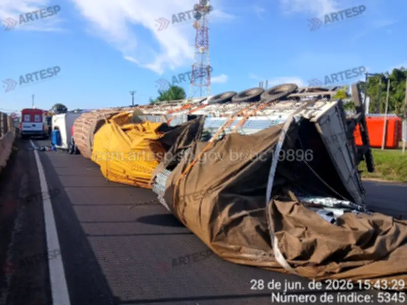 Carreta tomba e interdita SP-294 em Marília; motorista ferido