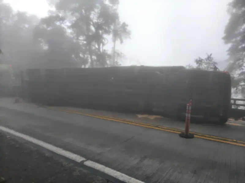 Carreta tomba na BR-116 em Guapimirim e interdita rodovia Rio-Teresópolis