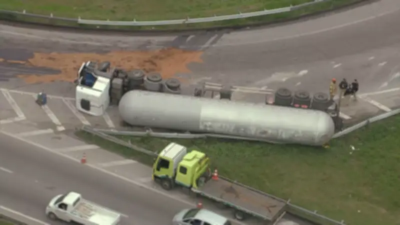 Carreta tomba na Washington Luís e fecha acesso ao Arco Metropolitano em Duque de Caxias
