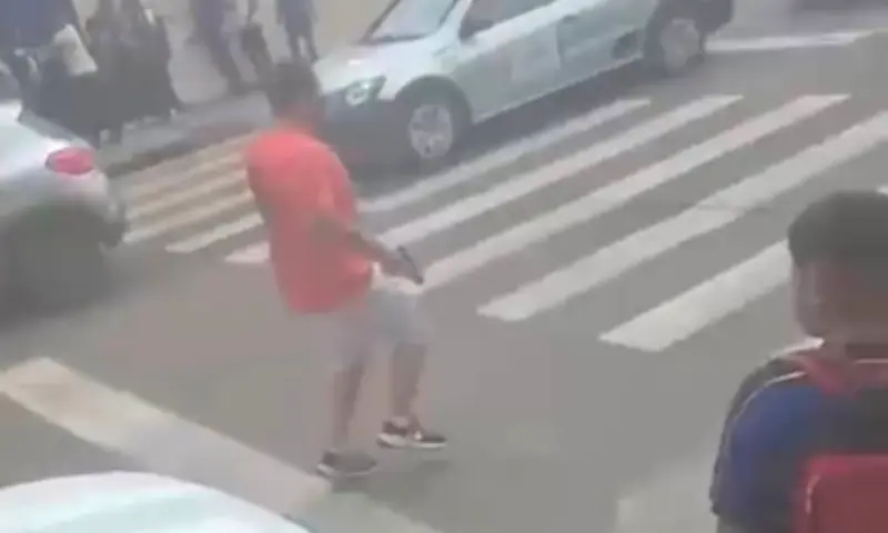 Carro é atingido por tiros após briga de trânsito na Zona Norte de Manaus