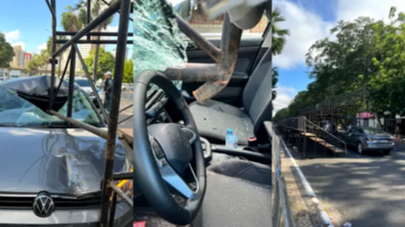 Carro bate em arquibancada da PM em Teresina; motorista sai ileso