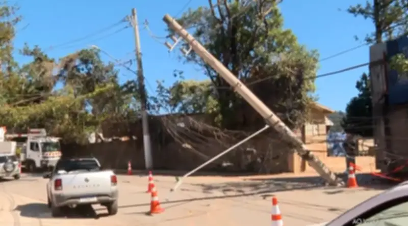 Carro bate em poste após motorista sofrer mal súbito na Zona Norte de SP