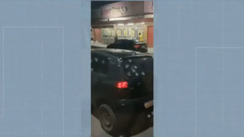 Carro bate em poste após ser atingido por tiros em Duque de Caxias