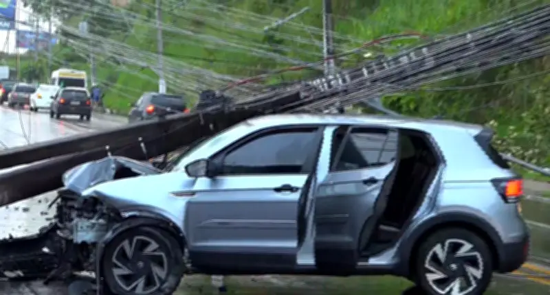 Carro bate em poste e deixa trânsito lento na Leste-Oeste em Maceió