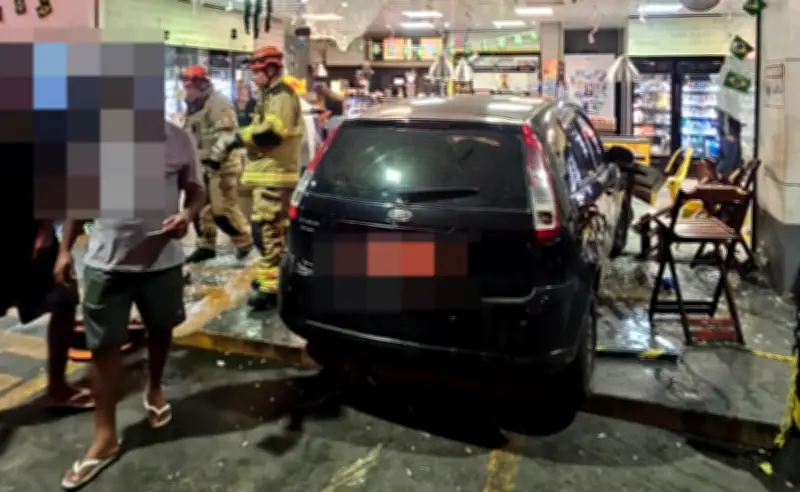 Carro bate em vidraça e fere dois idosos em Três Rios