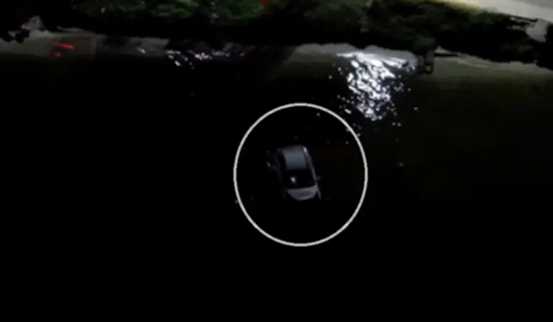 Carro cai em lagoa em São Pedro da Aldeia; motorista disse que dormiu ao volante