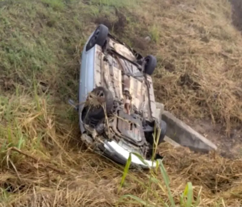 Carro cai em ribanceira na Rodovia do Contorno em Volta Redonda