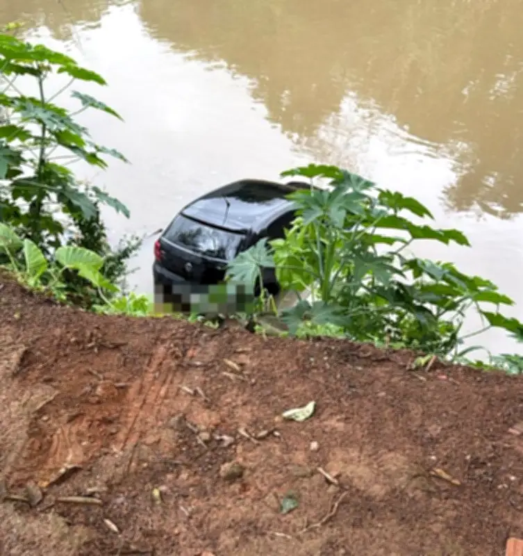 Carro cai no Rio Paraibuna e afunda em Matias Barbosa; não há feridos