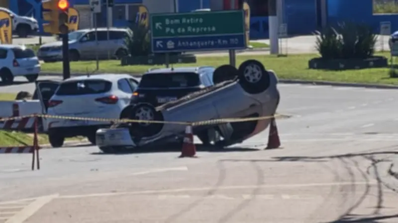 Carro capota após bater na lateral de veículos em Paulínia