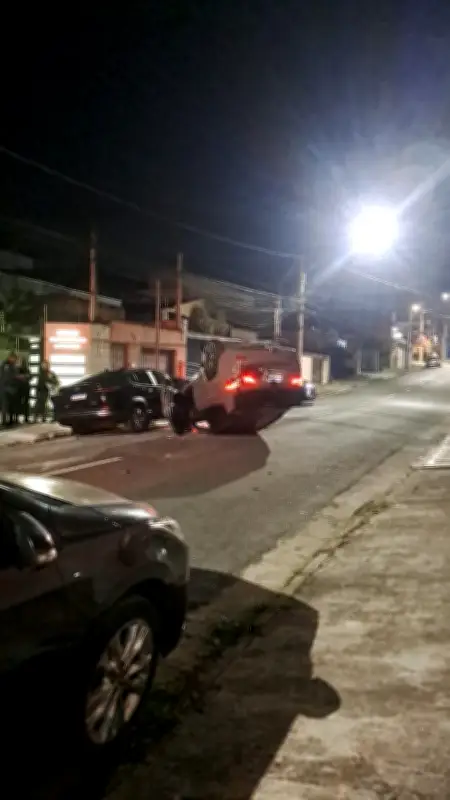 Carro capota após colisão na Vila Oliveira em Mogi das Cruzes