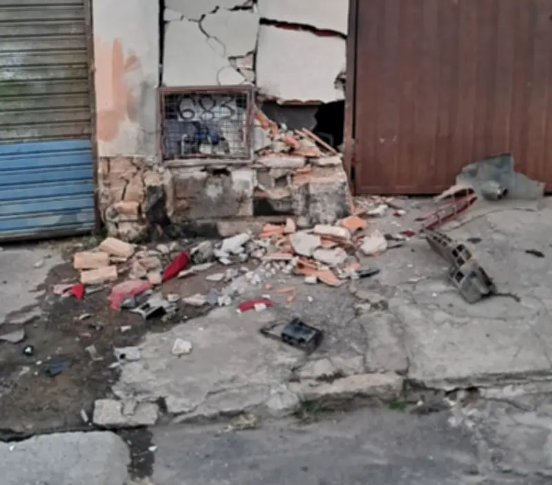 Carro capota, bate em muro e motorista foge em Divinópolis; veja vídeo