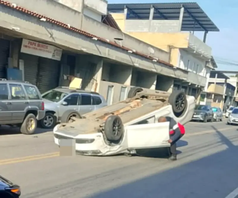 Carro capota e mobiliza Corpo de Bombeiros em Três Rios, RJ