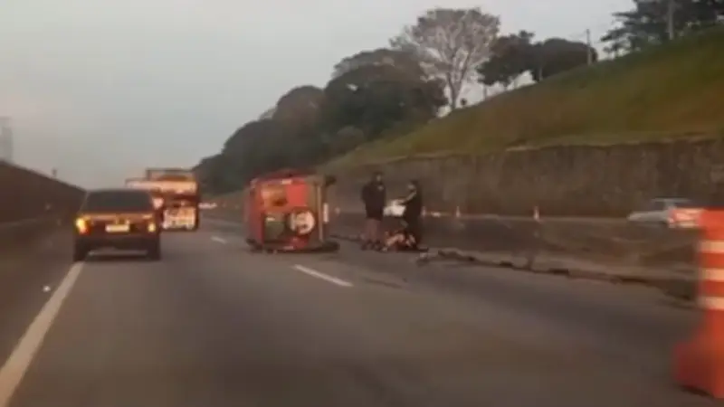 Carro capota na Dutra em São José dos Campos e deixa três feridos leves