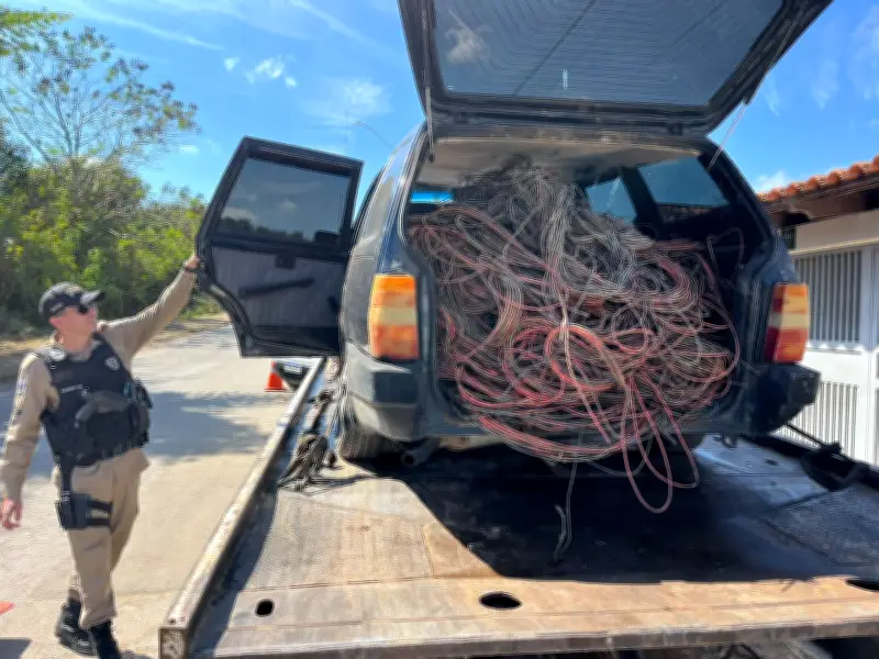 Carro com 500 kg de fios de cobre furtados é apreendido em Divinópolis