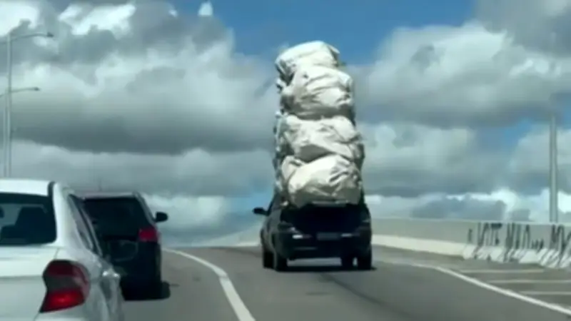 Carro com carga irregular é flagrado em Fortaleza; veja infrações