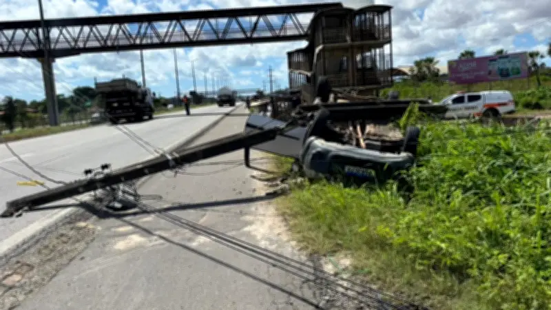 Carro com reboque capota e derruba poste na CE-010 em Caucaia