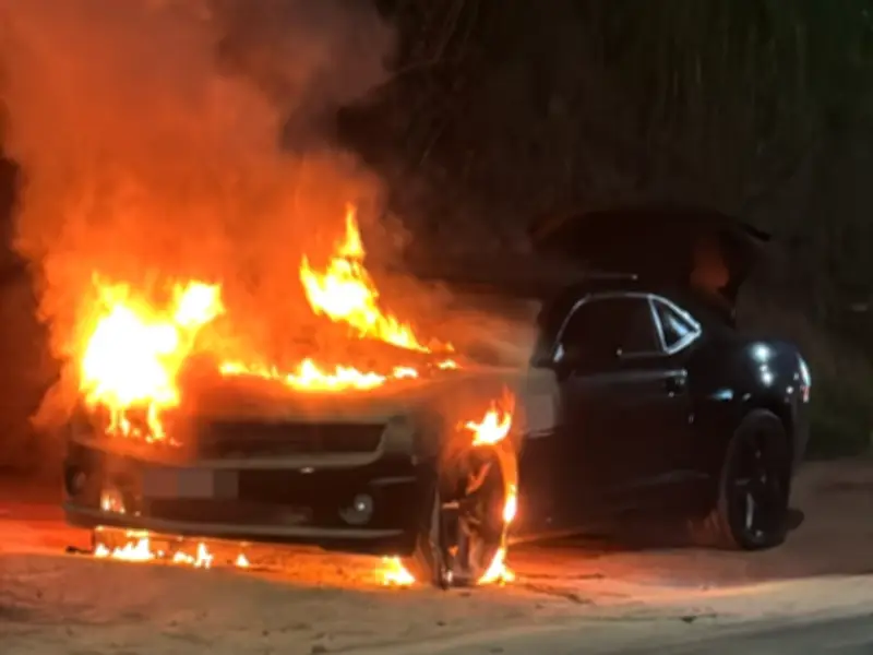 Carro de luxo é destruído por incêndio em avenida de Timóteo, MG
