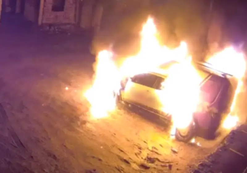Carro de provedora de internet é incendiado ao lado de delegacia em Paracambi