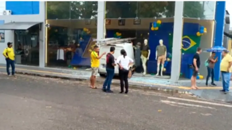 Carro invade loja após motorista perder controle em Santarém