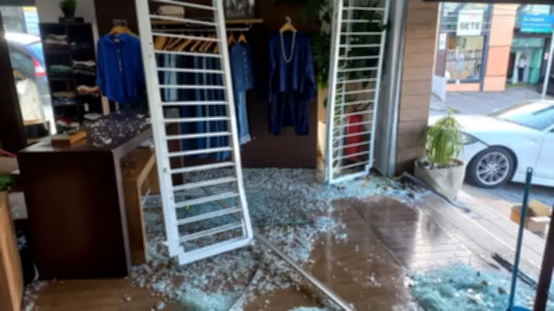Carro invade loja de roupas em Vinhedo; veja vídeo
