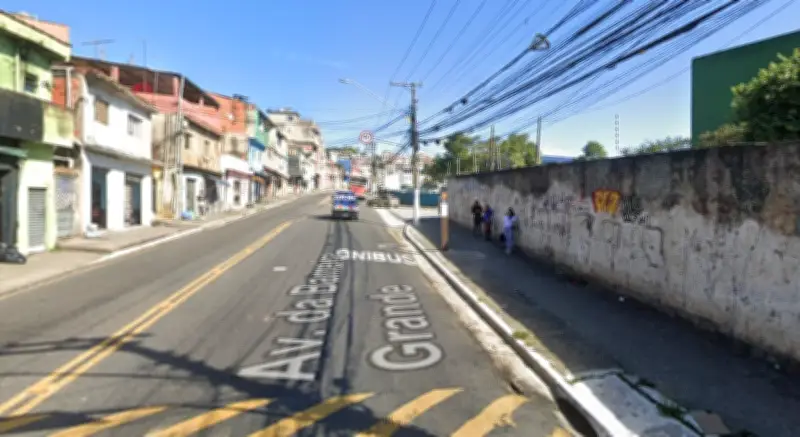 Carro invade ponto de ônibus e fere seis pessoas na Zona Leste de SP