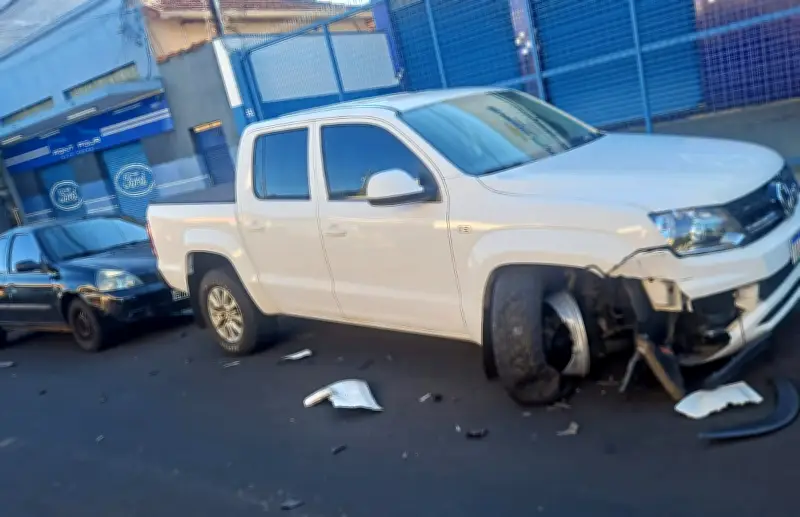 Carro na contramão atinge dois veículos estacionados em Ribeirão Preto