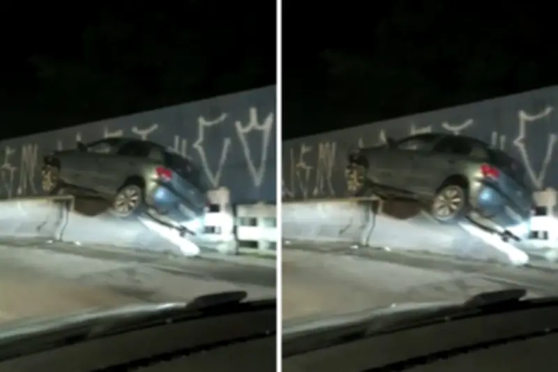 Carro sobe em mureta de ponte e interdita Rio-Santos em Caraguatatuba