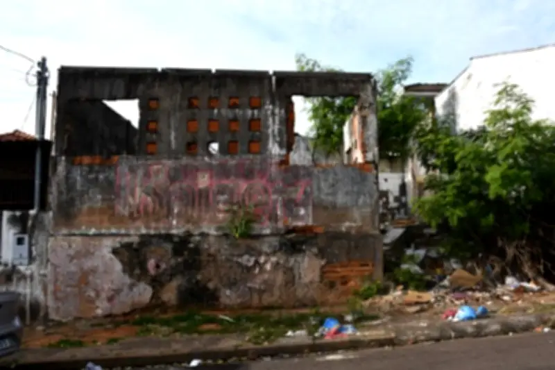 Casa abandonada é demolida após 20 anos de notificações em Presidente Prudente