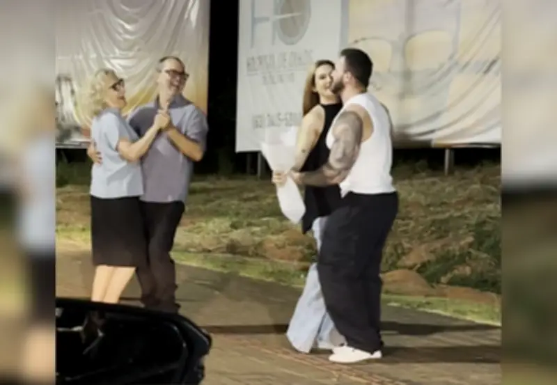Casal da melhor idade dança na Via Lago e viraliza no Dia dos Namorados