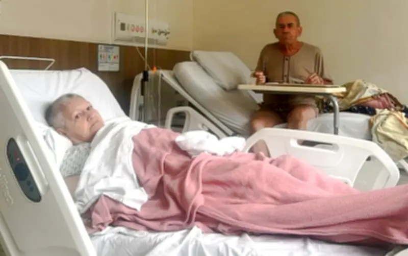 Casal de 50 anos celebra recuperação após cirurgias no mesmo dia