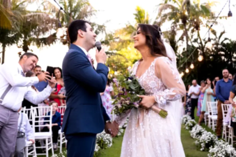 Casal que se conheceu em acampamento religioso transforma amor em música