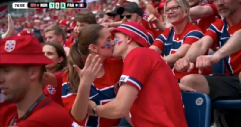 Casal recém-casado rouba a cena com beijo durante jogo da Noruega na Copa 2026