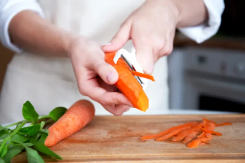 Casca de cenoura: benefícios e receitas para aproveitar o alimento