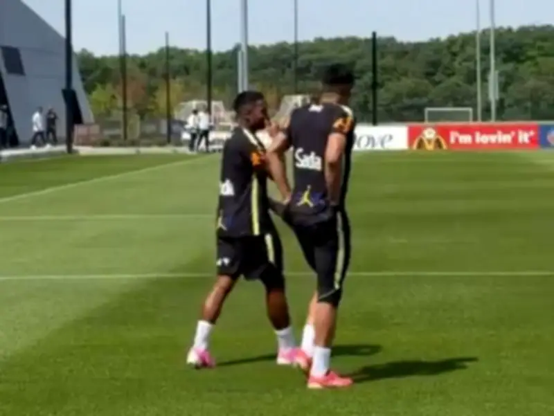 Casemiro e Endrick treinam juntos após polêmica de entrada dura