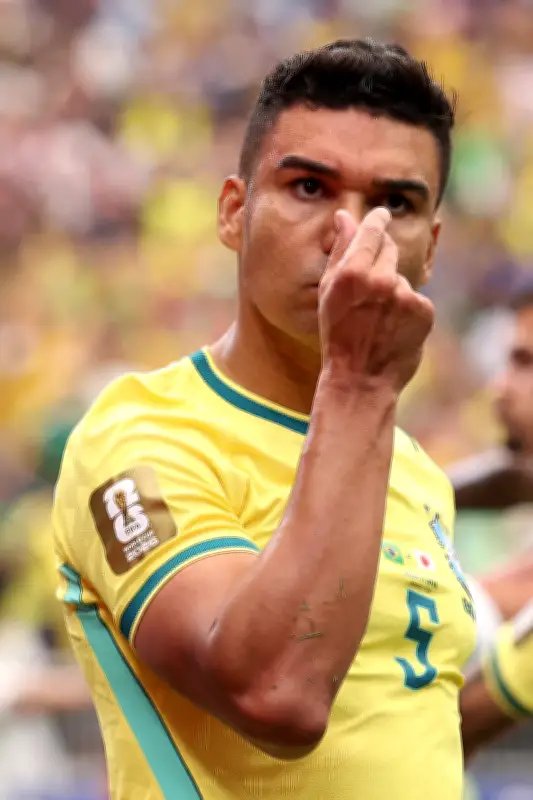 Casemiro inova com gesto 'six-seven' e coração de k-pop em gol na Copa