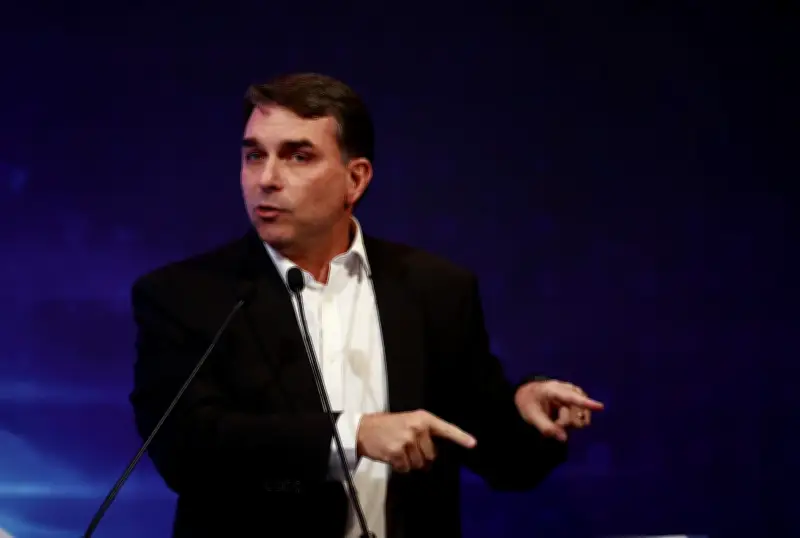 Caso Dark Horse ainda tira Flávio Bolsonaro do sério