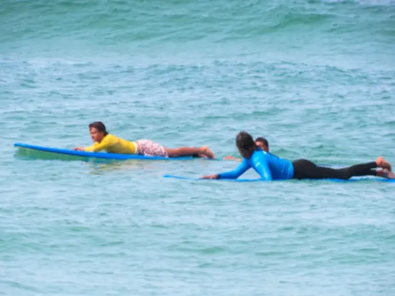 Centro de treinamento de surfe em Saquarema forma campeões com psicólogos e inglês