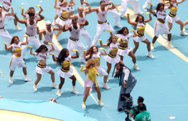 Cerimônia enxuta com astros do pop latino abre a Copa no México