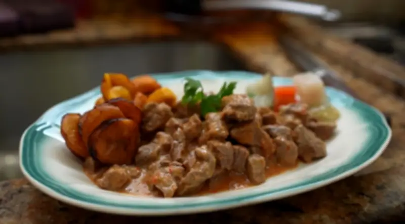 Chef de Santos prepara Fritay, prato de rua mais famoso do Haiti