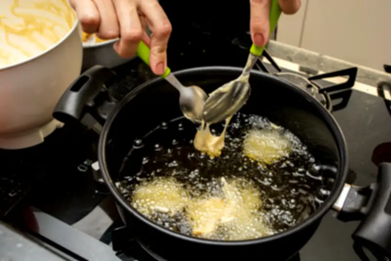 Chef Helô ensina truque para fritura perfeita do bolinho de chuva