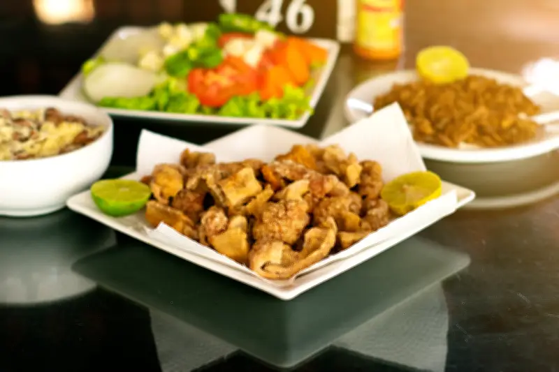 Chef revela segredo do torresmo perfeito para feijoada