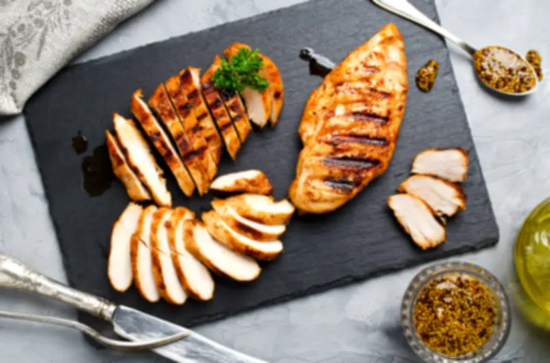 Chef revela segredos para frango suculento: salmoura, selagem e manteiga