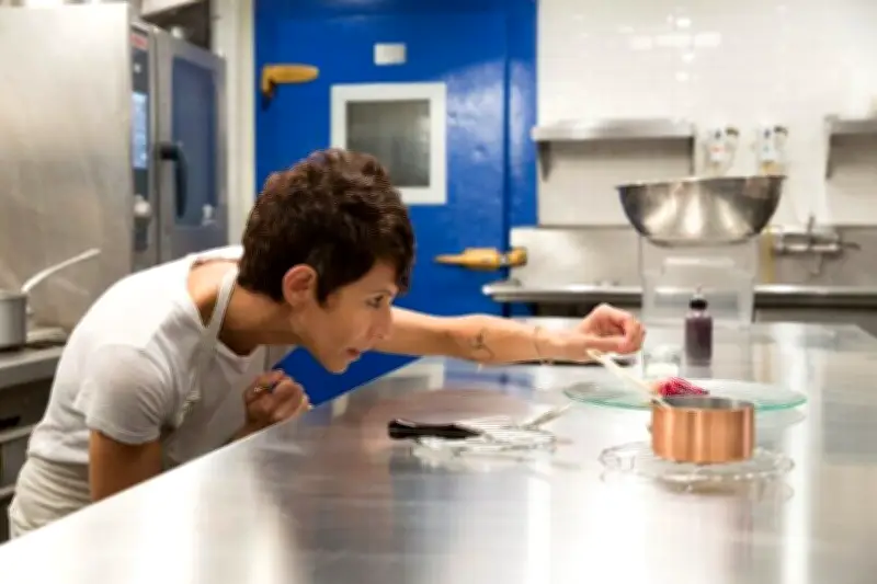 Chef trës estrelas Michelin Dominique Crenn cozinha no Brasil pela primeira vez